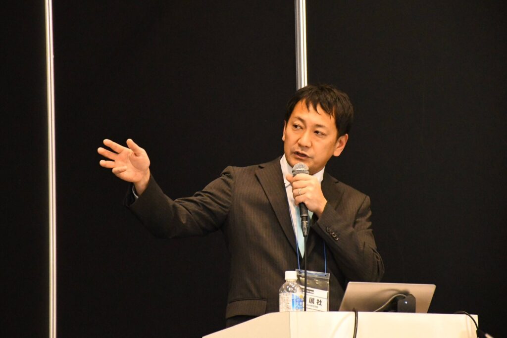 講演で活動内容を説明するBUMP-UP代表理事・潤間洋平