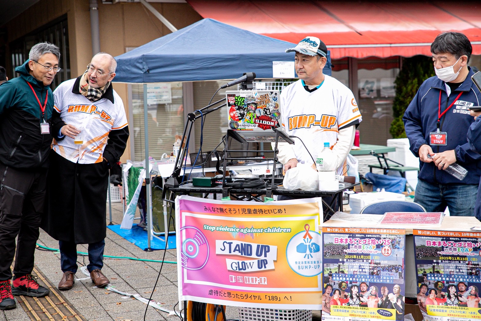 イベント会場で音響機材を準備するスタッフ