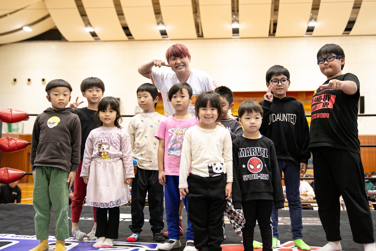 リング上で子どもたちと交流するチャリティーイベント