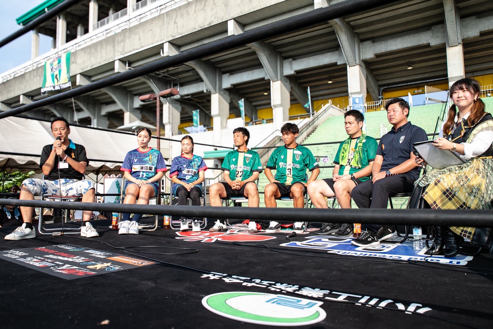 サッカースタジアムの特設リングで行った選手との児童虐待・いじめ防止トーク