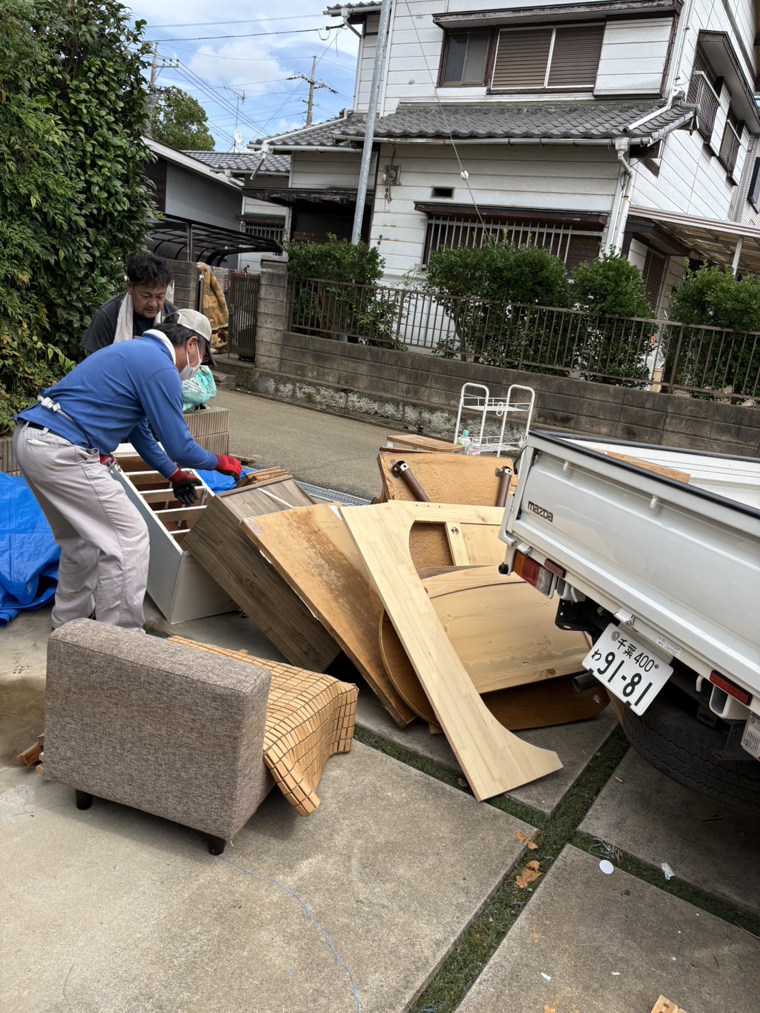 被災家屋の片付けを行うボランティア