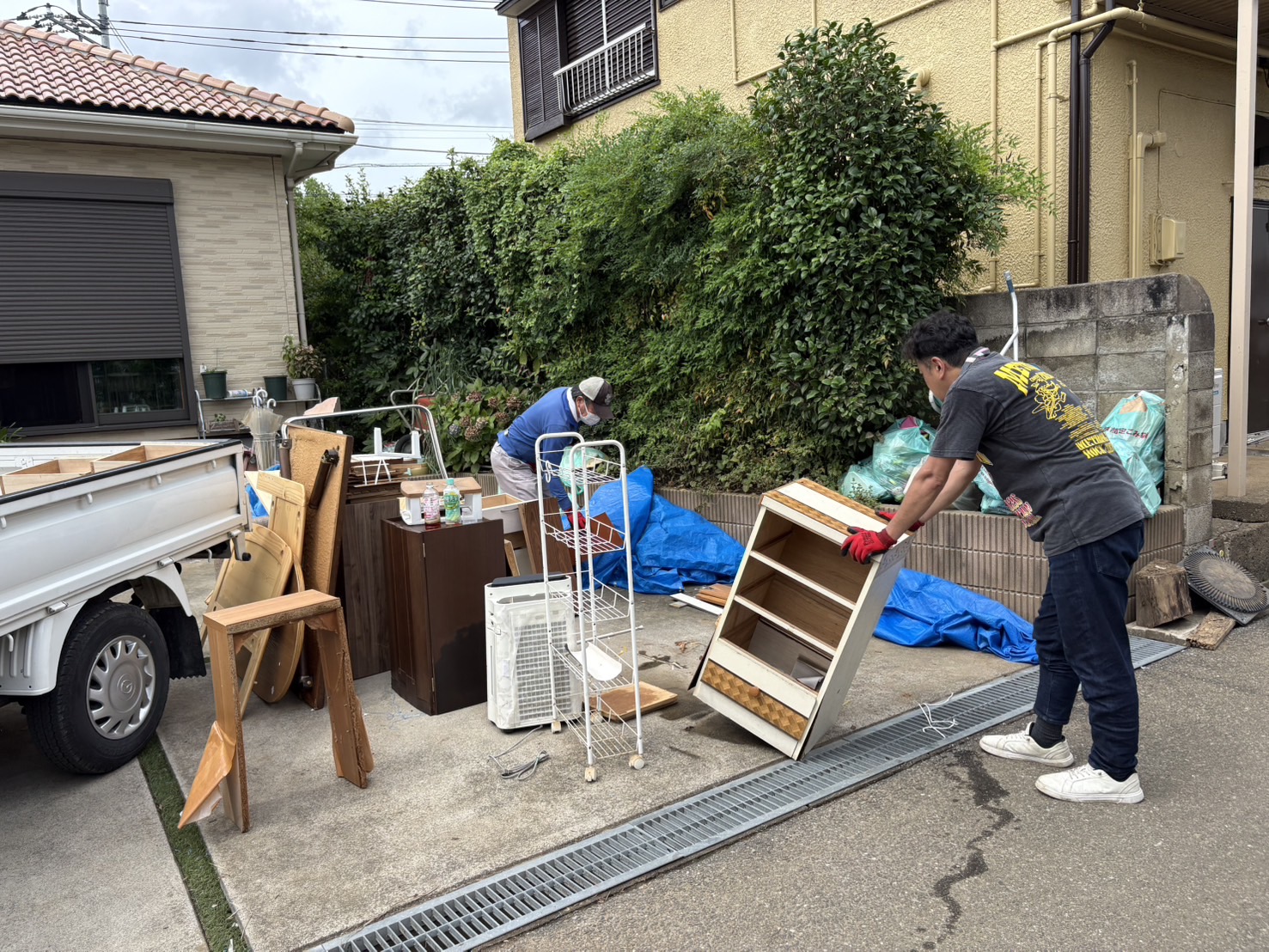 豪雨被災宅から家財を運び出す作業