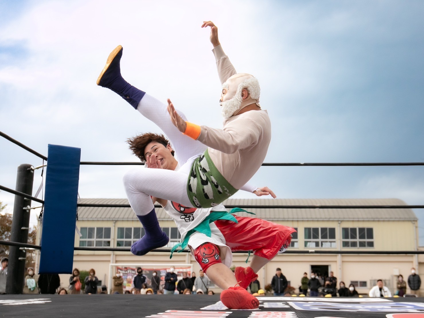STAND UP! GLOW UP! 第3弾|2023年 生浜西小学校 生浜西小学校イベントで技をかけるプロレスラー