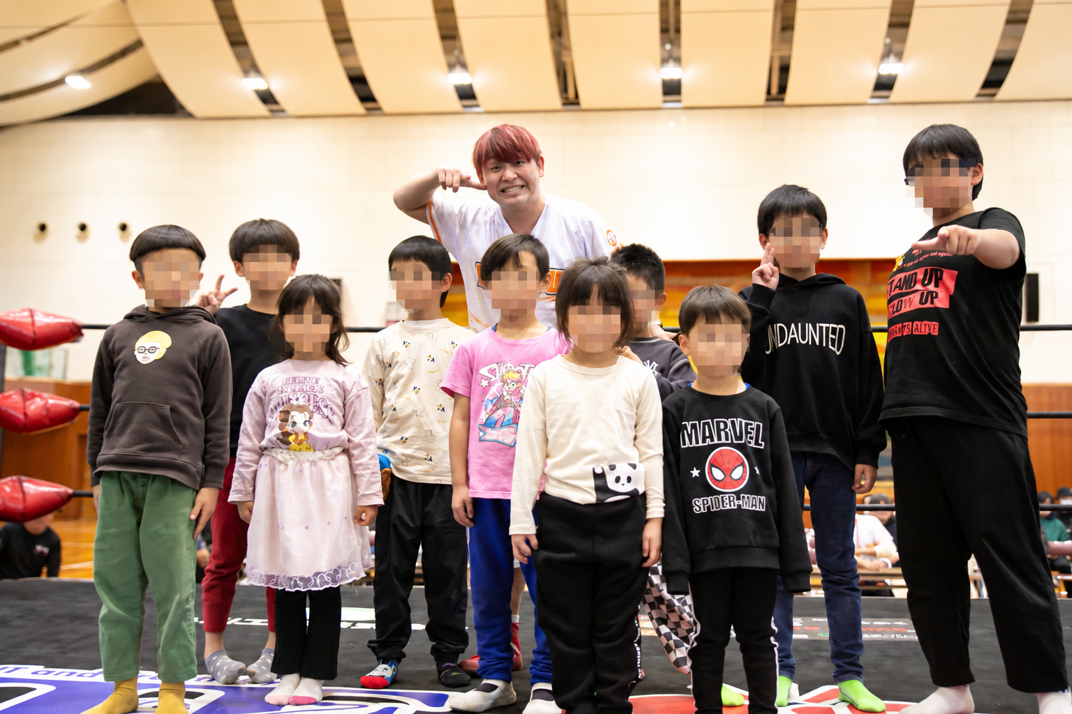 児童虐待・いじめ防止イベントで子どもたちと記念撮影する出演者